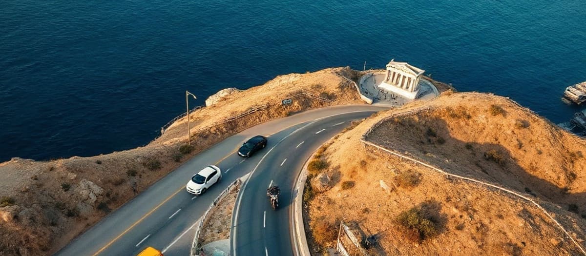 Location de voiture à Athènes : l'aéroport, le centre et les routes du Péloponnèse